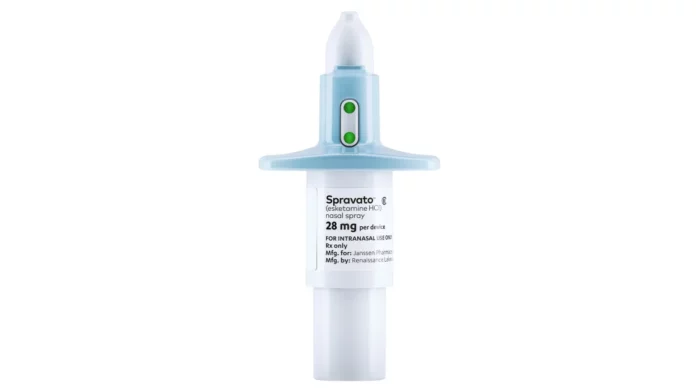 SPRAVATO® (esketamina) – opakowanie aerozolu do nosa o dawce 28 mg, stosowanego w leczeniu opornej na leczenie depresji. Urządzenie do podawania leku z etykietą informacyjną.