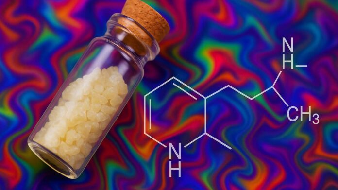 Szklana fiolka z kryształkami DMT na psychodelicznym tle z chemicznym wzorem dimetylotryptaminy